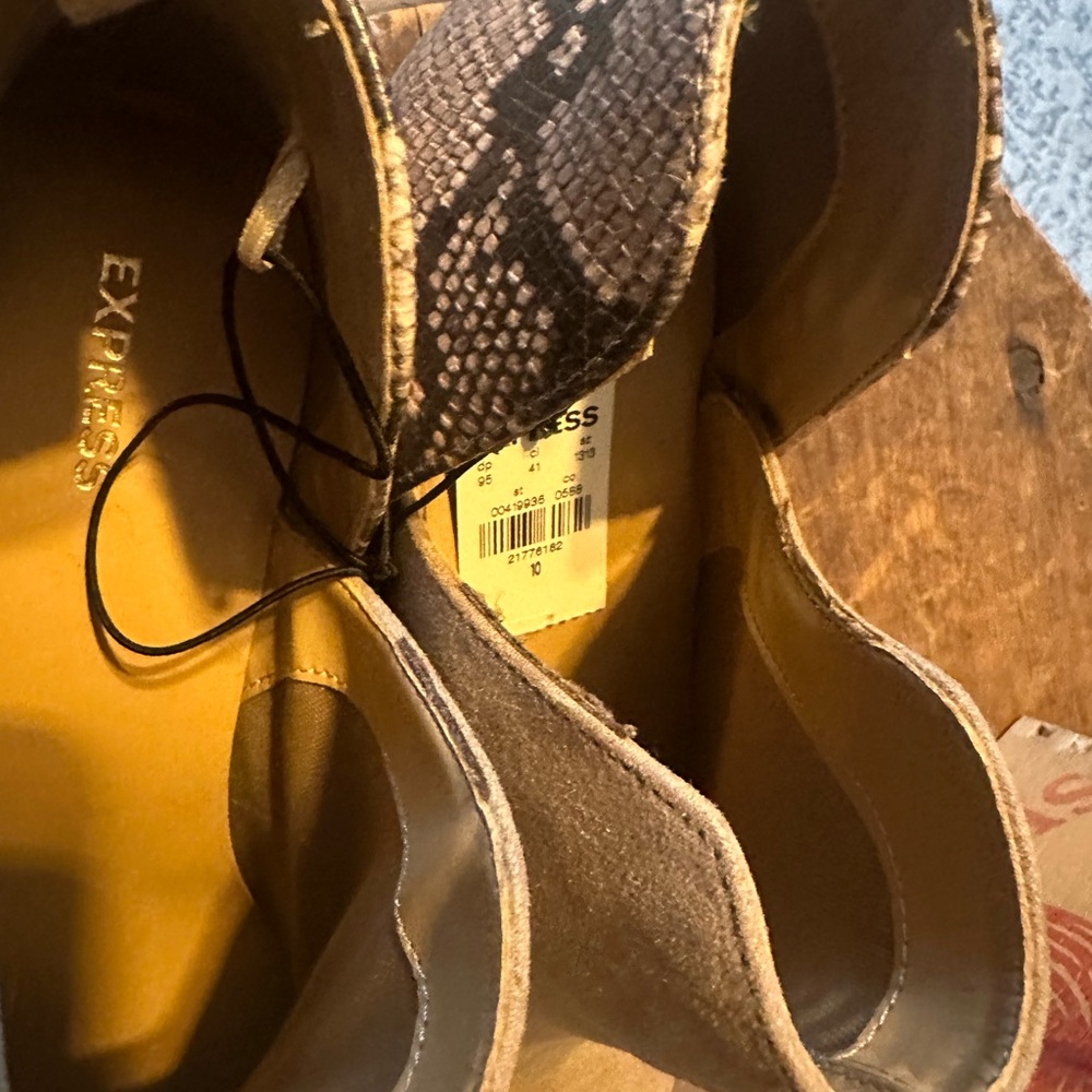 NWT!!!! 🖤Women’s Size 10 Express Booties🖤 - Picture 4 of 5